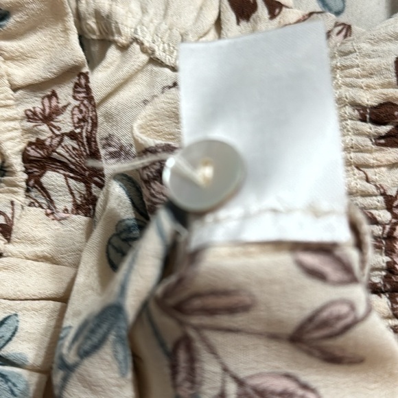 SALTWATER LUXE LA Top Blouse 3/4 Sleeves Cream Blue Floral size Large L Gathered - Picture 7 of 7